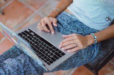 Açık havada bir kafede çalışıyor