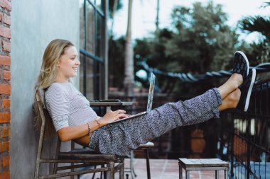 Açık havada bir kafede çalışıyor