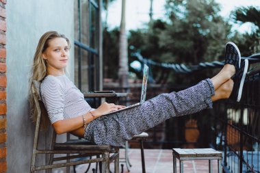 Açık havada bir kafede çalışıyor