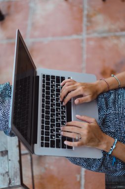 Açık havada bir kafede çalışıyor