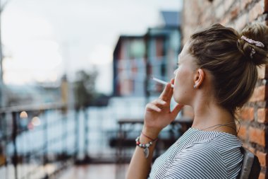 Elinde sigara ile Blonde .