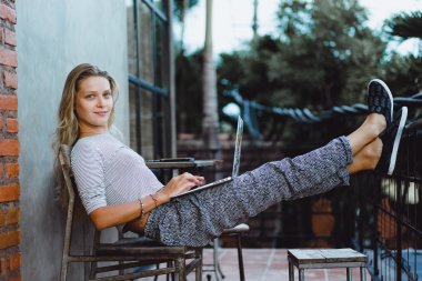 Açık havada bir kafede çalışıyor