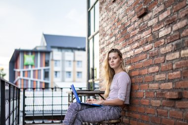 Dizüstü bilgisayar kullanan serbest çalışan kadın.