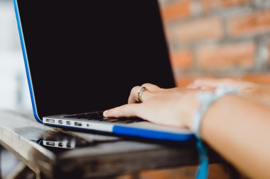 Açık havada bir kafede çalışıyor