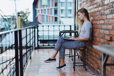 Dizüstü bilgisayar kullanan serbest çalışan kadın.