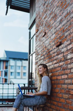 Dizüstü bilgisayar kullanan serbest çalışan kadın.