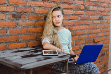 Dizüstü bilgisayar kullanan serbest çalışan kadın.