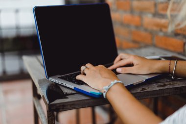 Açık havada bir kafede çalışıyor