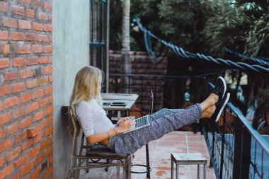 Açık havada bir kafede çalışıyor