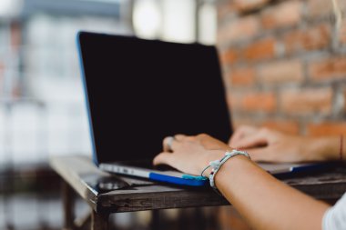 Açık havada bir kafede çalışıyor