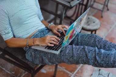 Açık havada bir kafede çalışıyor