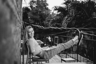 Açık havada bir kafede çalışıyor