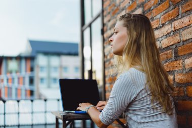 Dizüstü bilgisayar kullanan serbest çalışan kadın.