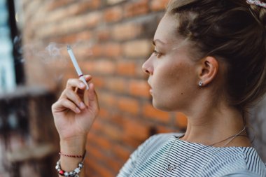 Elinde sigara ile Blonde .