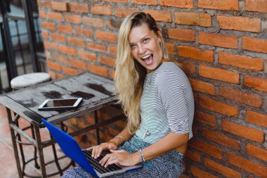 Dizüstü bilgisayar kullanan serbest çalışan kadın.