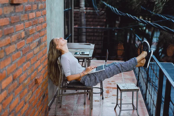 Trabajando en un café al aire libre — Foto de Stock