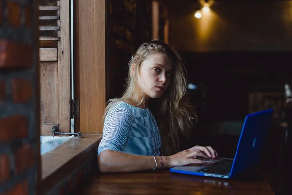 Freelancer Mujer Usando Laptop —  Fotos de Stock