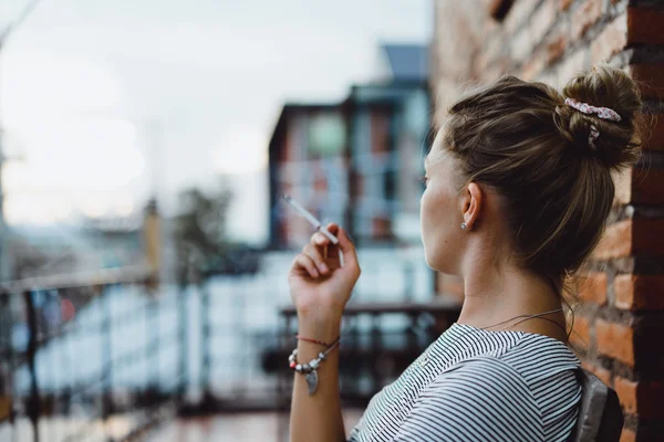 Elinde sigara ile Blonde .