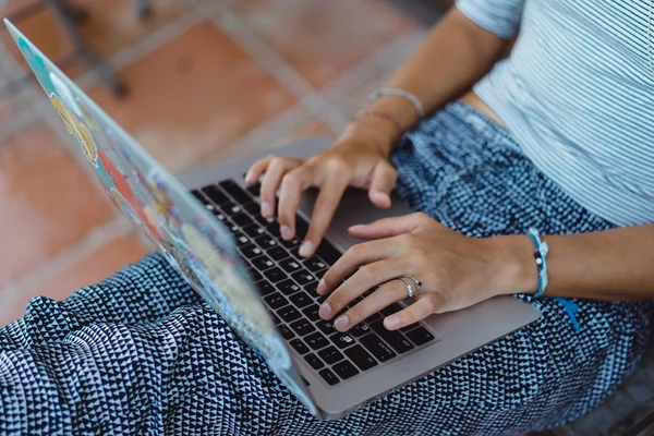 Werken in een café in de open lucht — Stockfoto