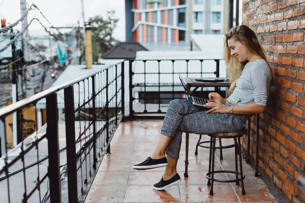Freelancer Mujer Usando Laptop —  Fotos de Stock