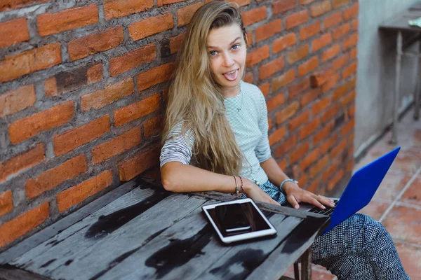 Freelancer Mujer Usando Laptop — Foto de Stock