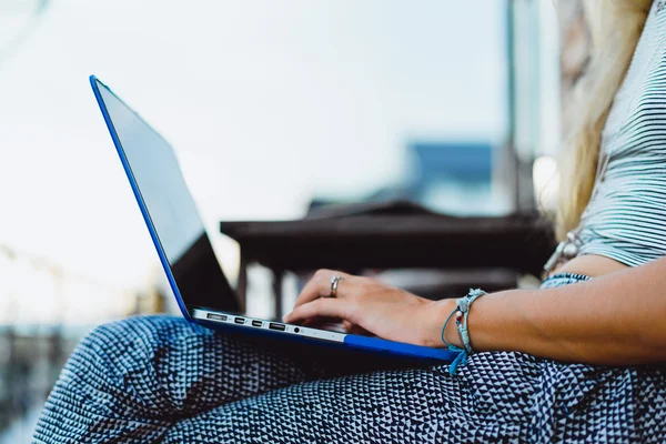 Açık havada bir kafede çalışıyor