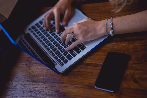 Açık havada bir kafede çalışıyor