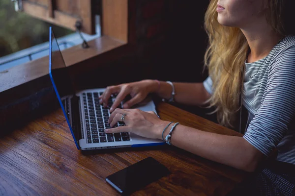 Working in a cafe in the open air — Stock Photo, Image