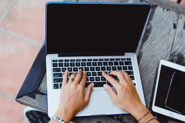 Açık havada bir kafede çalışıyor