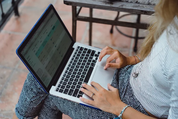 Working in a cafe in the open air — Stock Photo, Image