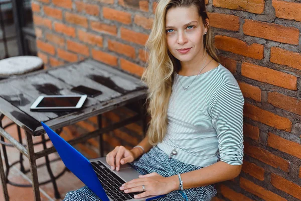 Freelancer Mujer Usando Laptop — Foto de Stock