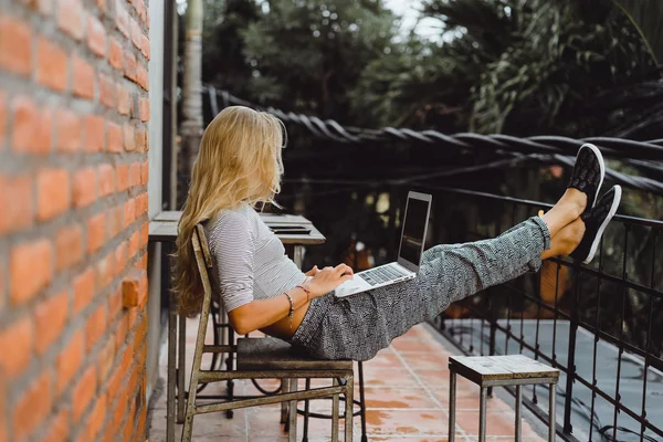 Werken in een café in de open lucht — Stockfoto