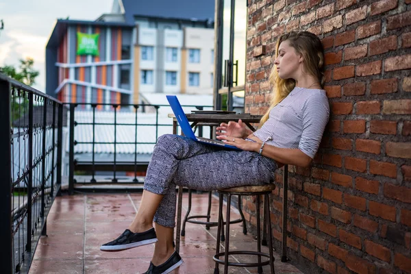 Freelancer donna utilizzando il computer portatile — Foto Stock