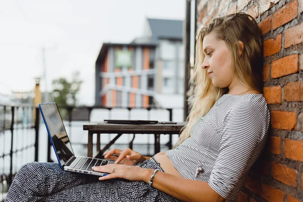 Lavorare in un caffè all'aria aperta — Foto Stock