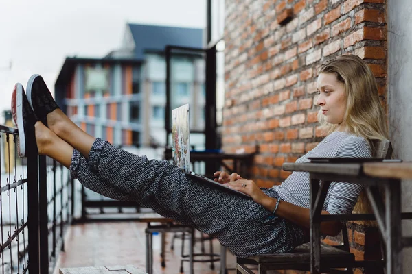 Lavorare in un caffè all'aria aperta — Foto Stock