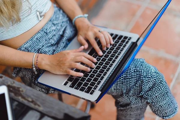 Açık havada bir kafede çalışıyor