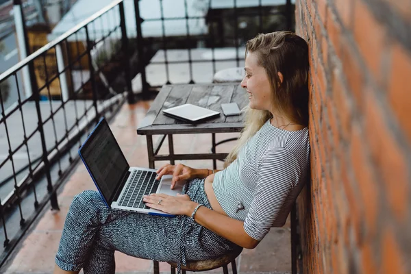 Lavorare in un caffè all'aria aperta — Foto Stock