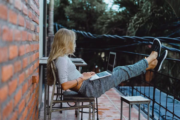 Açık havada bir kafede çalışıyor