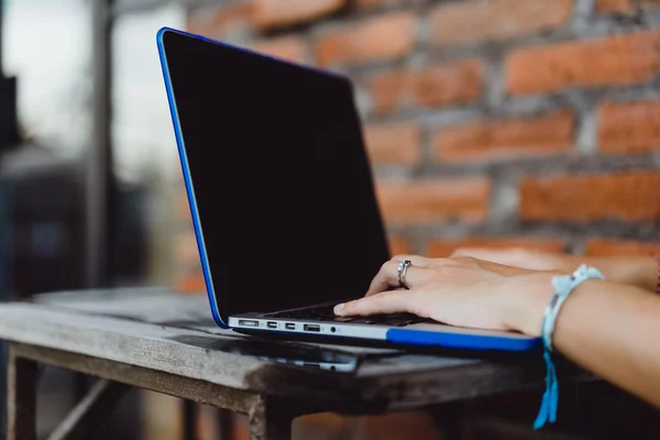 Lavorare in un caffè all'aria aperta — Foto Stock