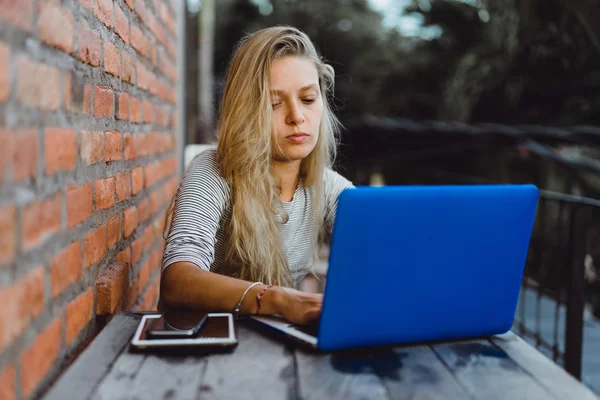 Freelancer donna utilizzando il computer portatile — Foto Stock