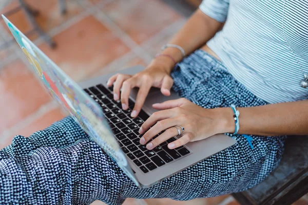 Working in a cafe in the open air — Stock Photo, Image