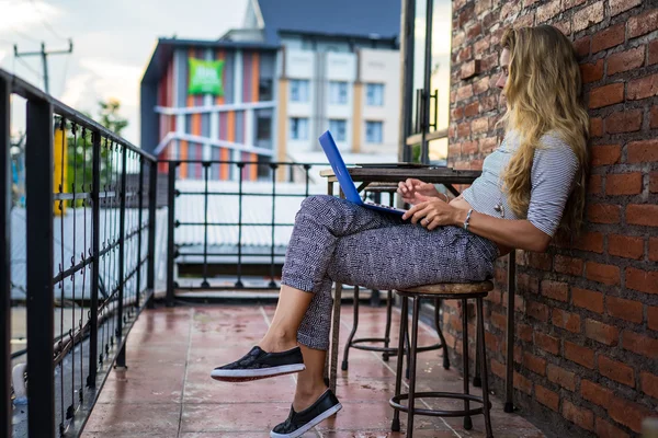 Freelancer Mujer Usando Laptop — Foto de Stock