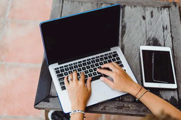 Lavorare in un caffè all'aria aperta — Foto Stock