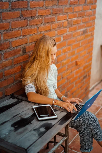 Freelancer mulher usando laptop — Fotografia de Stock