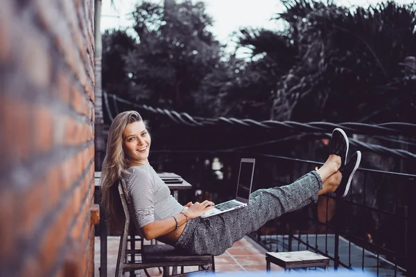 Working in a cafe in the open air — Stock Photo, Image