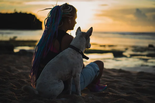Hippie hipster mujer con perro —  Fotos de Stock