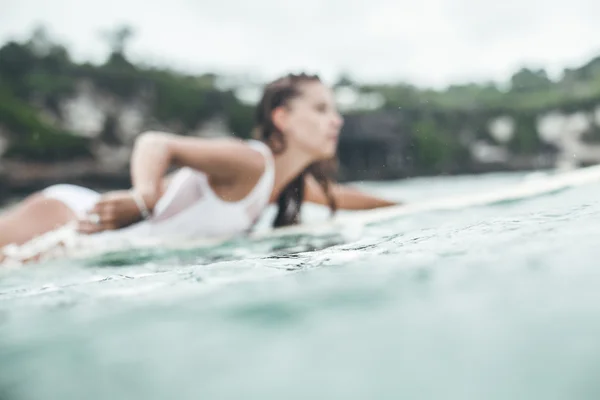 海の波で美しい女性 — ストック写真