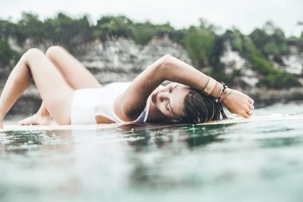 Hermosa mujer en el océano surf — Foto de Stock