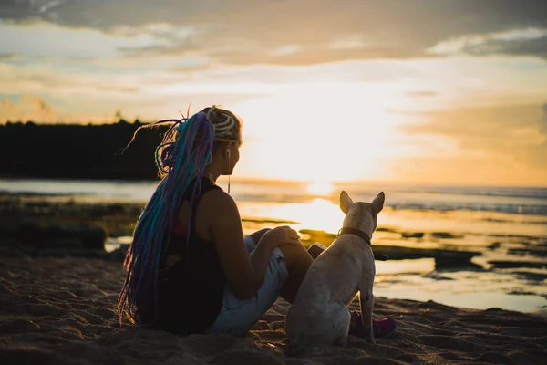 Hippie hipster mujer con perro —  Fotos de Stock