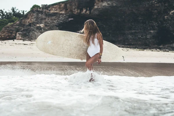 Donna in bikini in posa con tavola da surf — Foto Stock